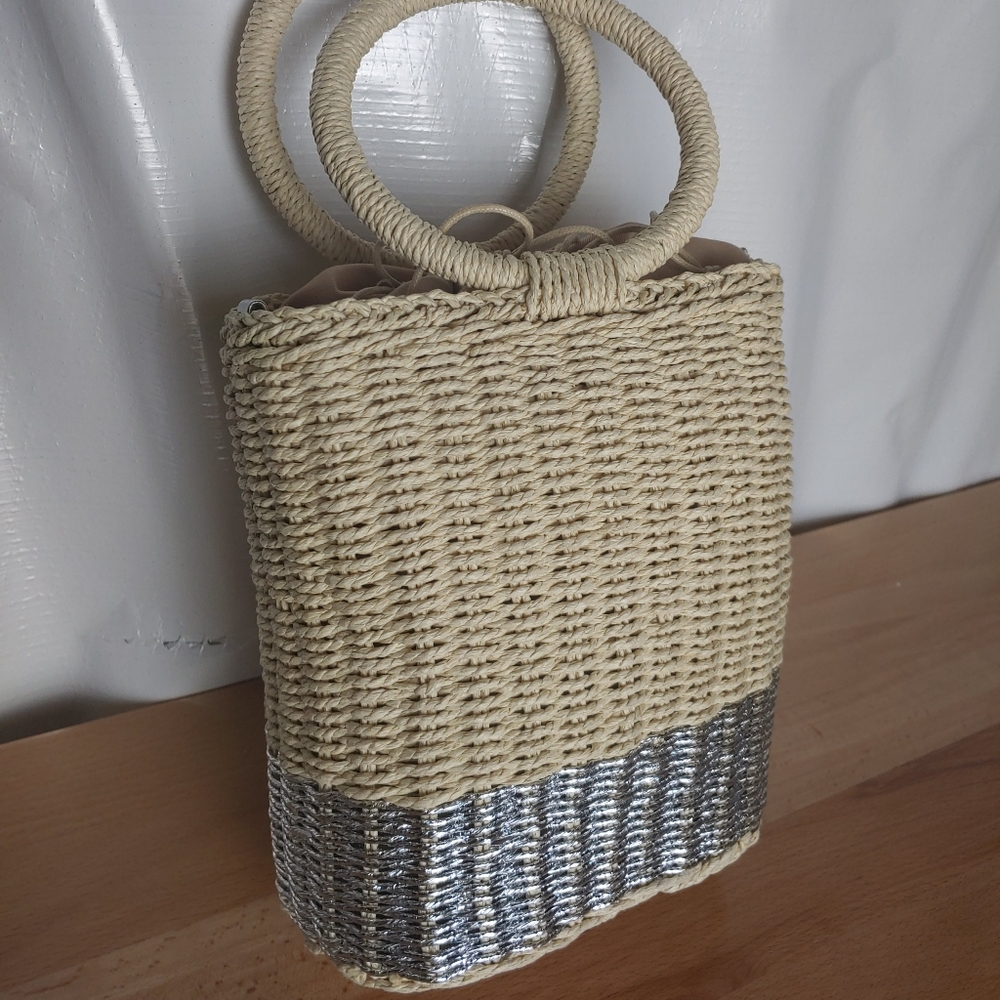 JustFab Straw Bucket Bag Purse Hobo Metallic Silver Woven Tote Boho Coastal NWT - Picture 4 of 6
